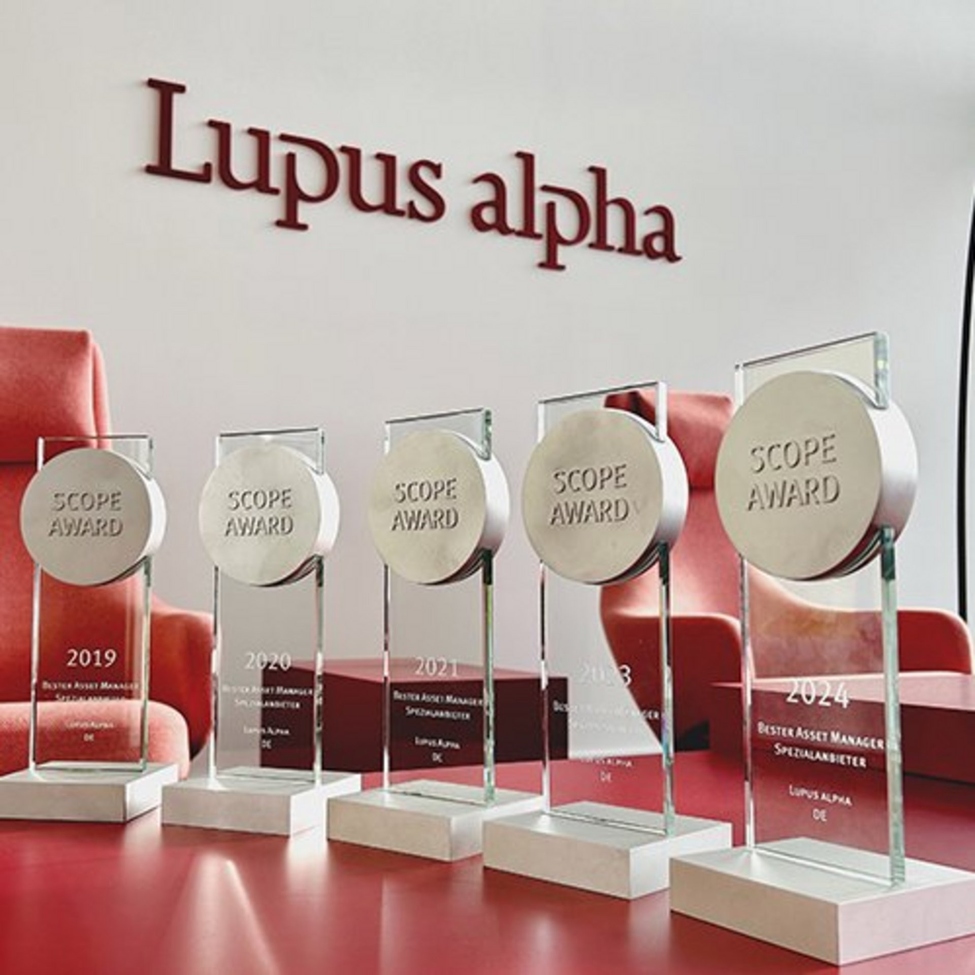Fünf Scope Awards Figuren